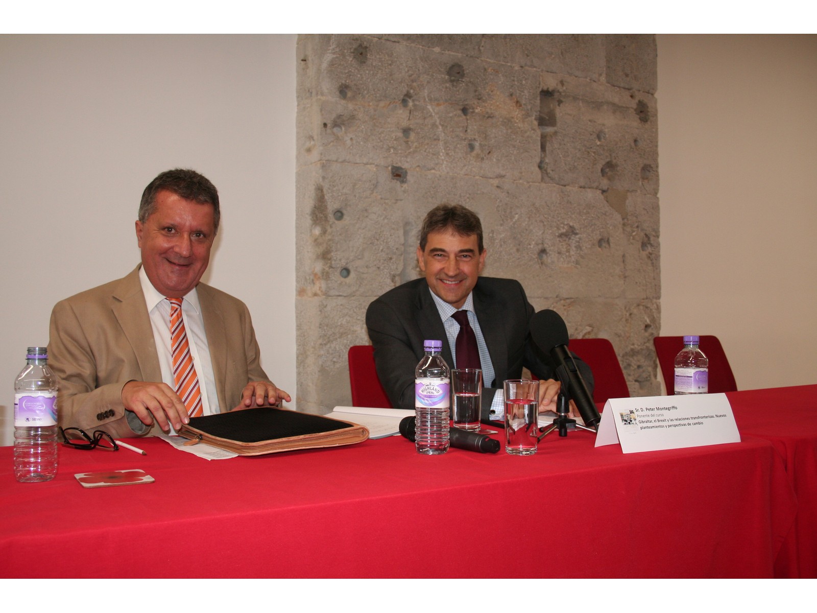 Los abogados gibraltareños Charles Gómez (i.) y Peter Montegriffo.jpg